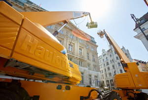 [Translate to HU:] Teleskop-Arbeitsbühnen vor dem Park Hyatt Wien