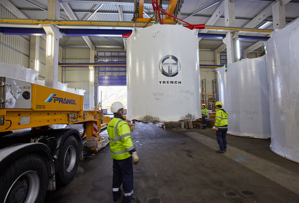 [Translate to HU:] Zwischenlagerung einer Spule mittels Hallenkran