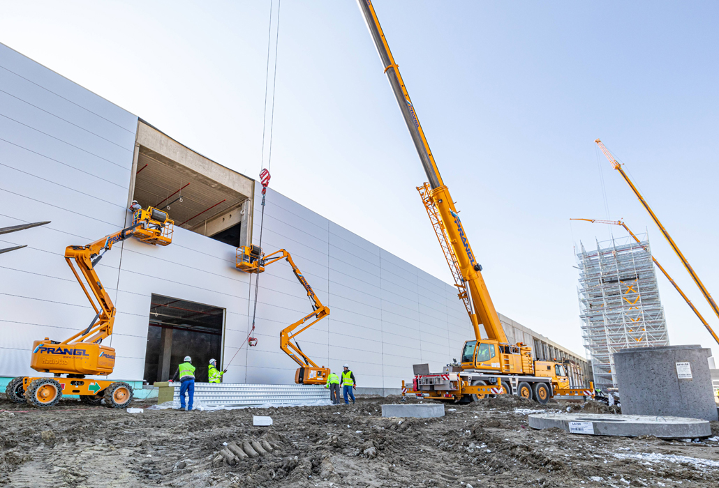 Arbeiter im Korb auf Teleskop-Arbeitsbühnen, Teleskopkrane