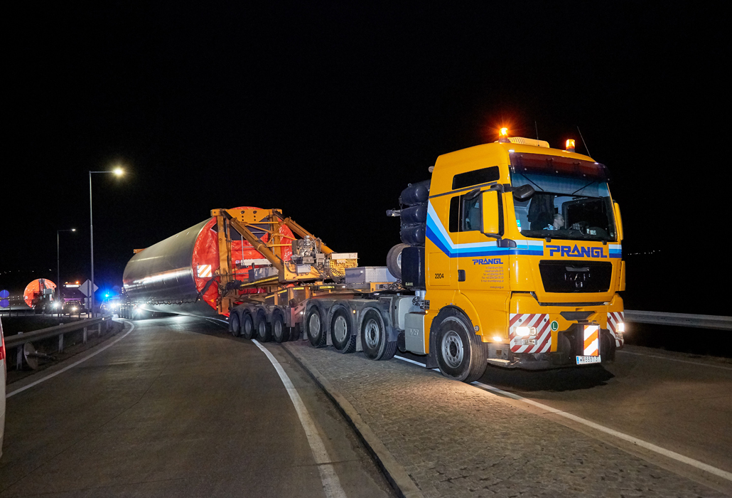 [Translate to HU:] Zugmaschine, LKW, Rohradapter, Turmsegment