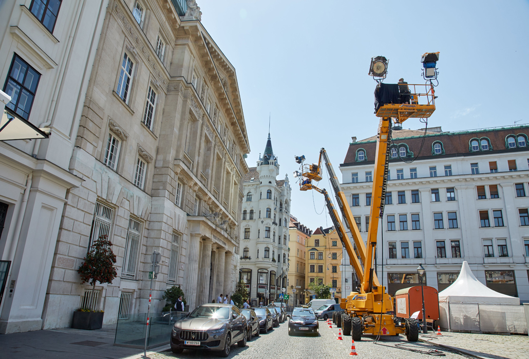 [Translate to HU:] Teleskop-Arbeitsbühnen vor dem Park Hyatt Wien